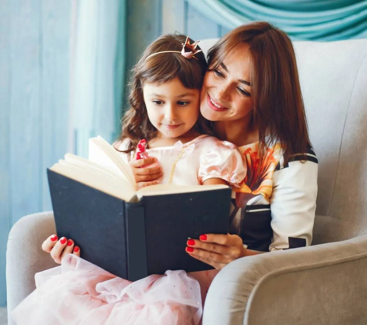 صورة أم تقرأ مع ابنتها