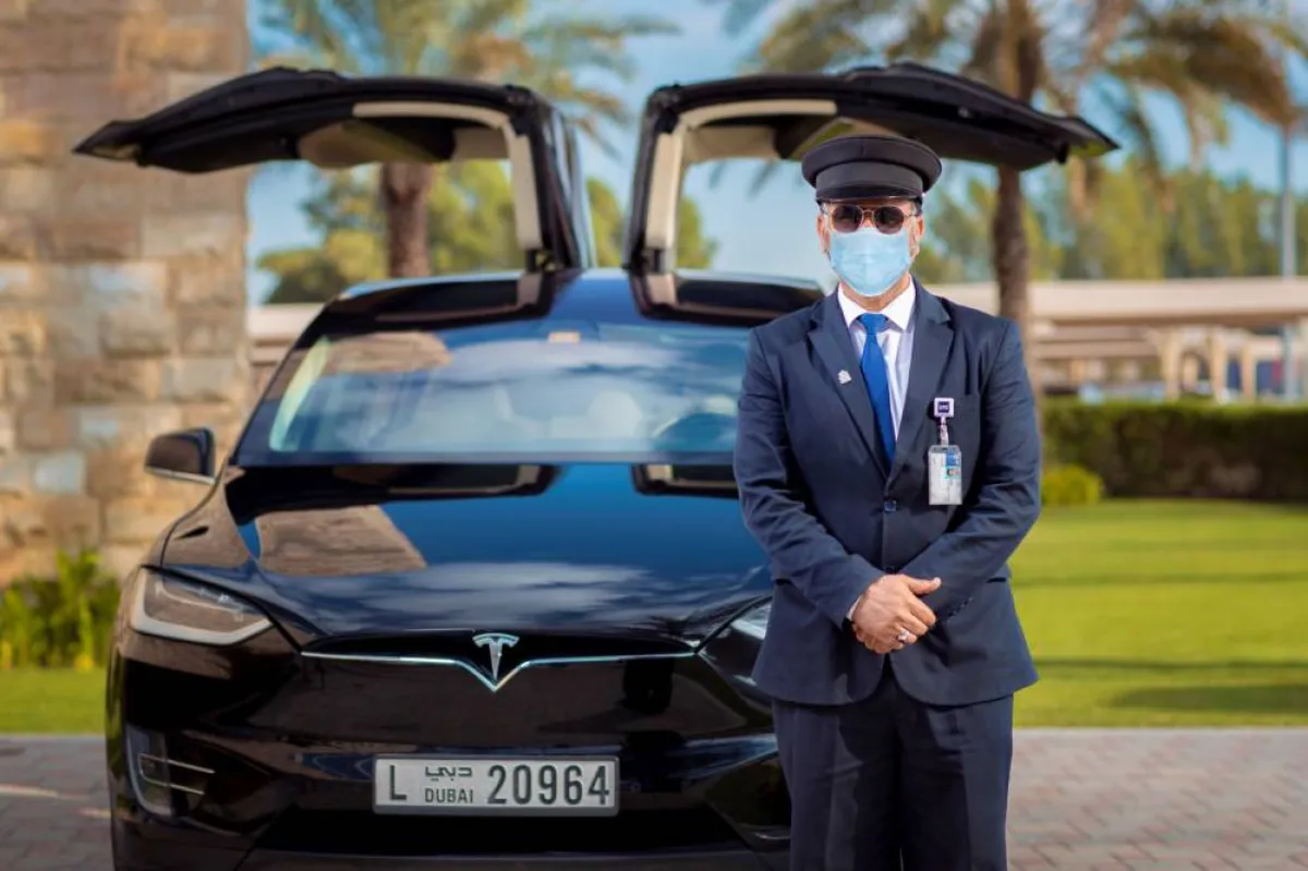 طرق دبي ترفع العمر التشغيلي لمركبات قطاع النقل الفاخر - الصورة من وام