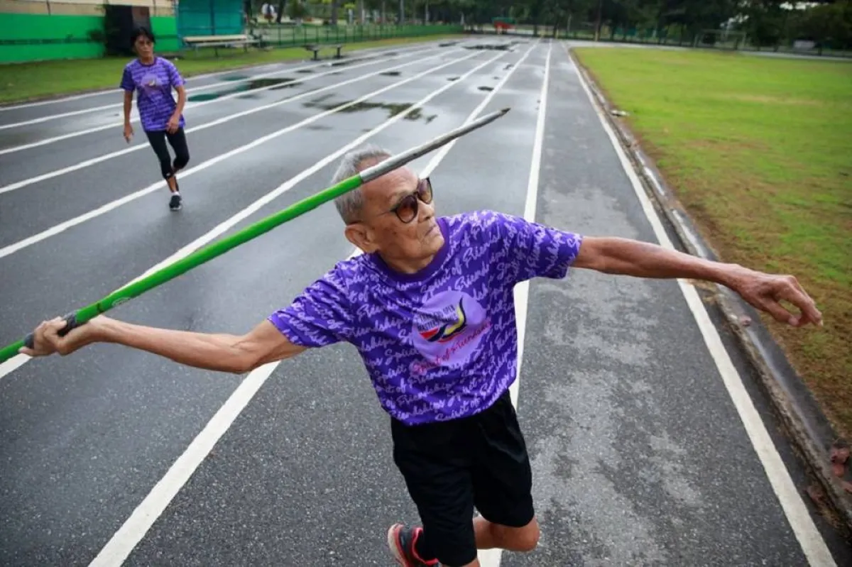 صورة العجوز ساوانج وهو يرمي القوس