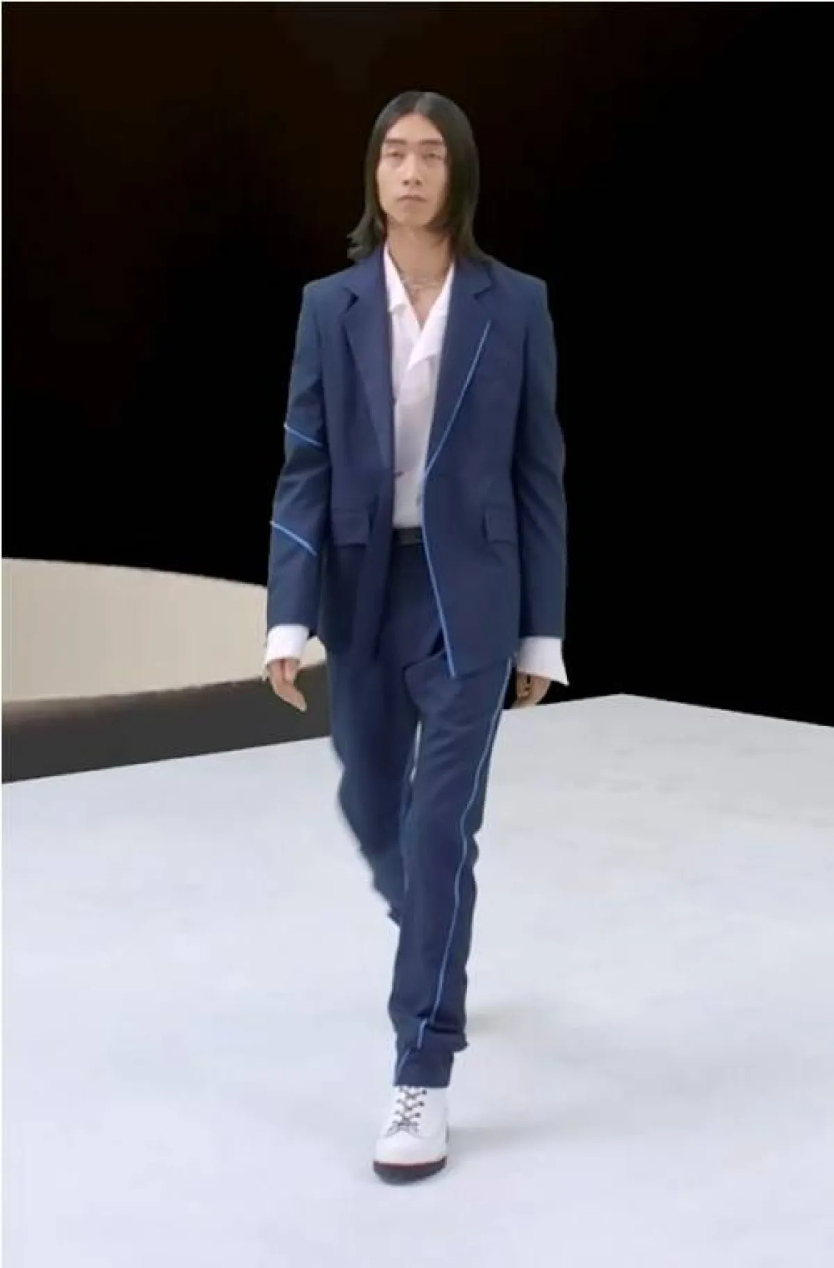 بدلة كحلي وقميص أبيض من سولفام  Sulvam