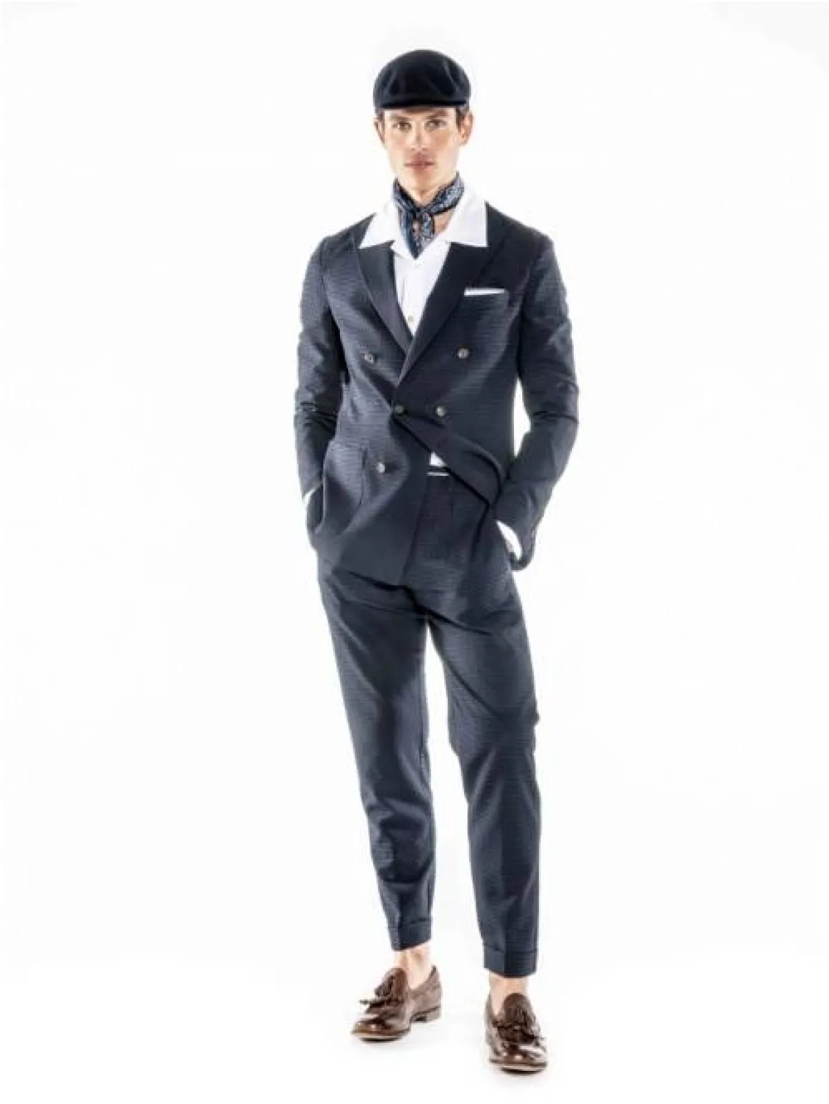 القميص الأبيض مع البدلة من إليفنتي Eleventy