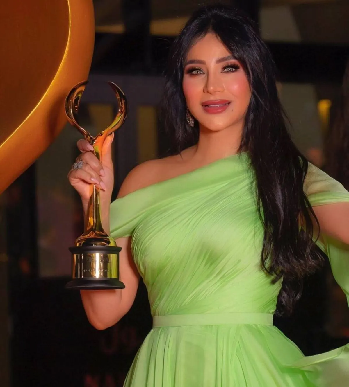 تسريحات شعر منسدلة بأسلوب لجين عمران