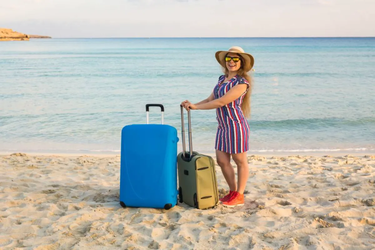 وضع كافة الاحتياجات الخاصة برحلة الشاطئ في حقيبة السفر