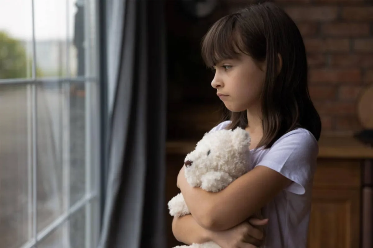 صورة لطفلة تعاني من الانطواء بسبب الرعاية الزائدة