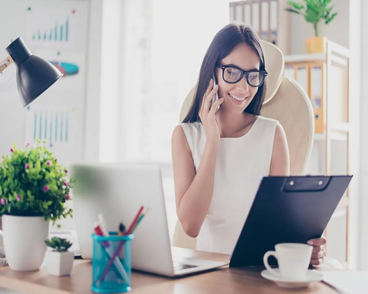 صورة امرأة تعمل من المنزل