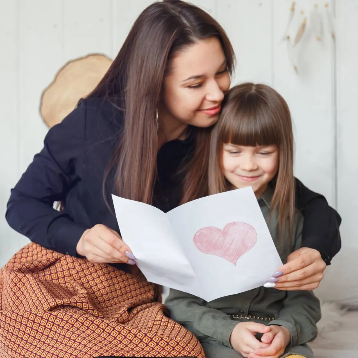 صورة لفتاة وأمها