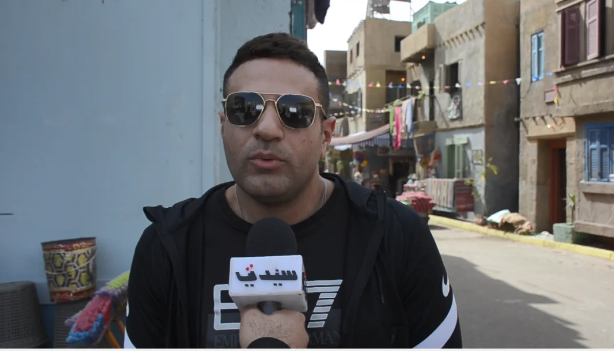 محمد نور - تصوير محمد عربي في لوكيشن الحارة الشعبية من تصوير فيلمه الجديد الحب بتفاصيله