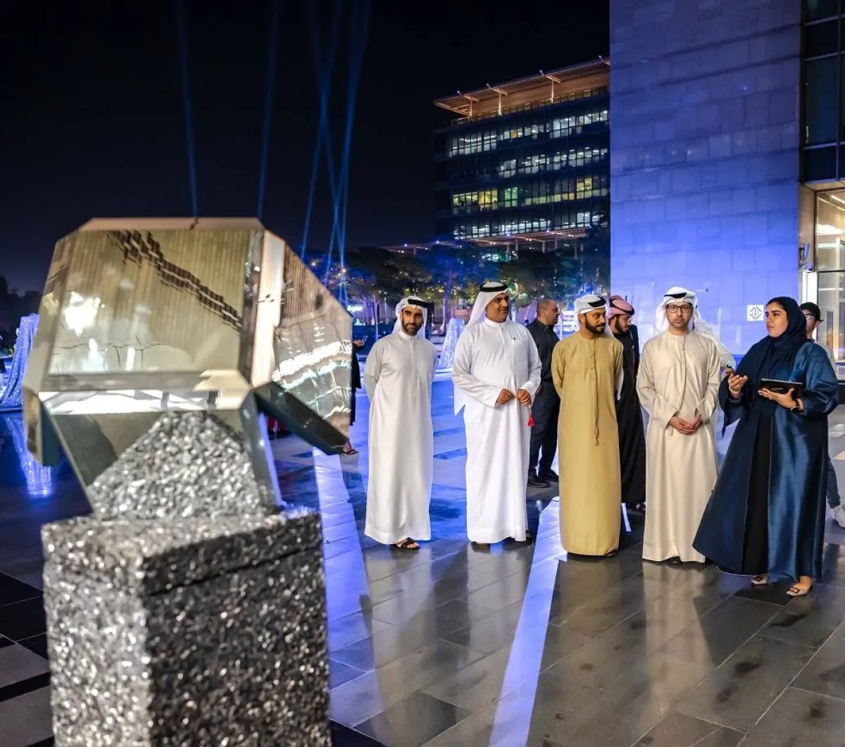 أعمال فنية تزين ساحات مركز دبي - الصورة من حساب مركز دبي على تويتر