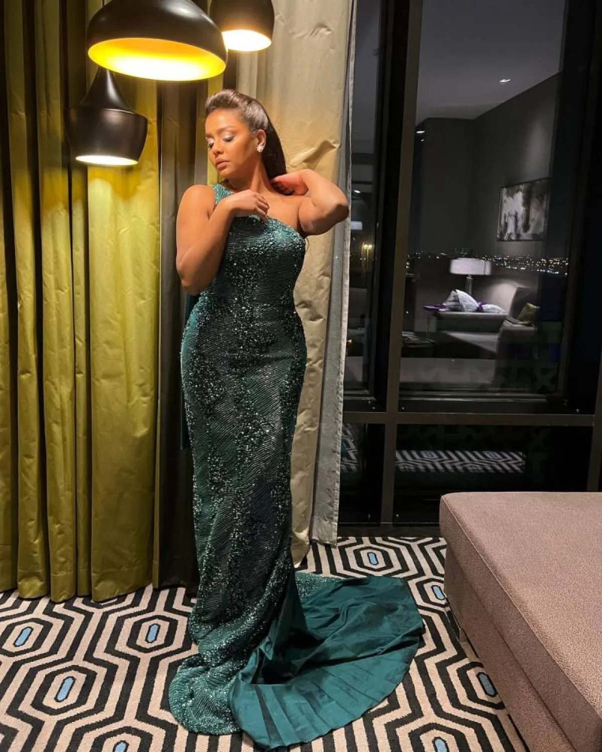 أسماء ابو اليزيد بفستان راقي باللون الأخضر الداكن  