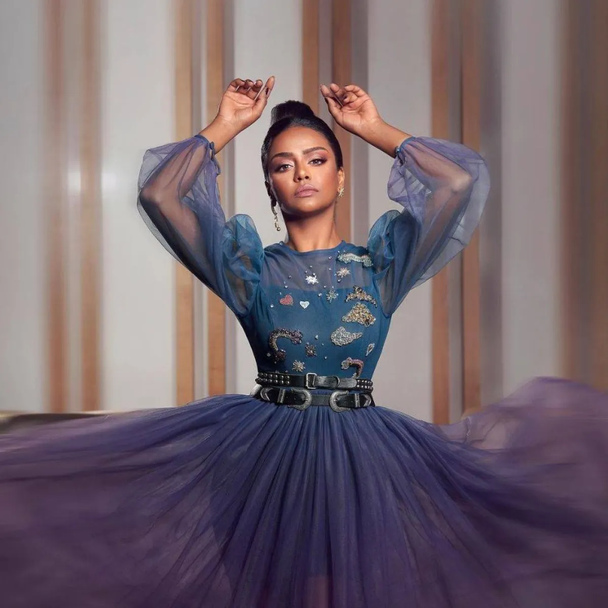 أسماء ابو اليزيد بفستان كلاسيكي باللون الأرجواني