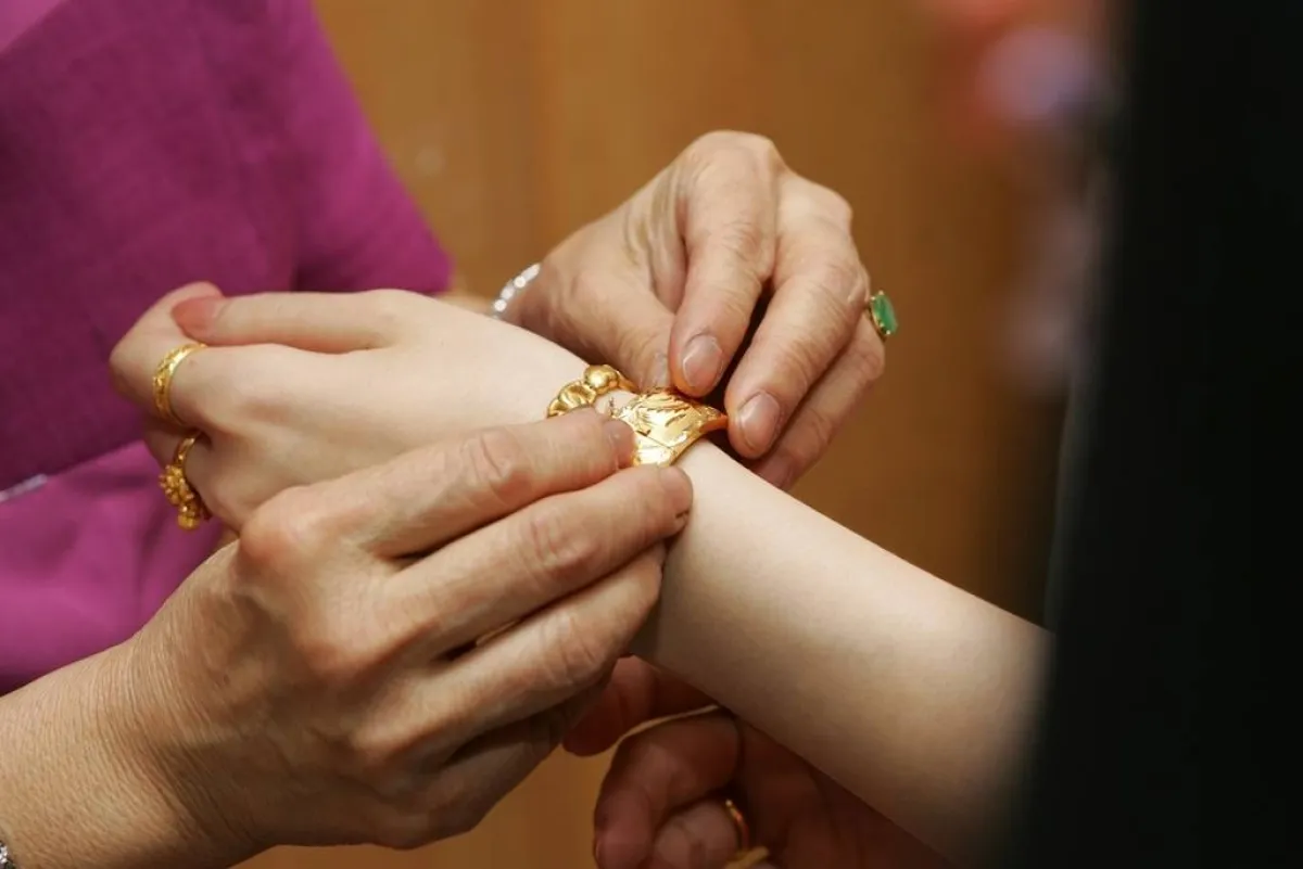 من اللفتات اللطيفة، في المناسبة، تقديم والدة العريس هدية مميزة من مجوهراتها الخاصة للعروس