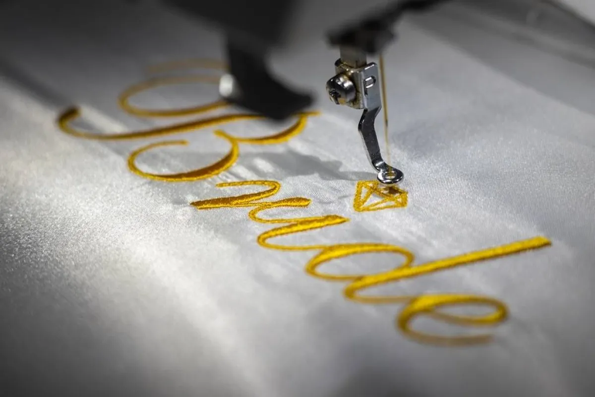 العروسان يذهبان بعد الاتفاق بينهما لشراء الشبكة