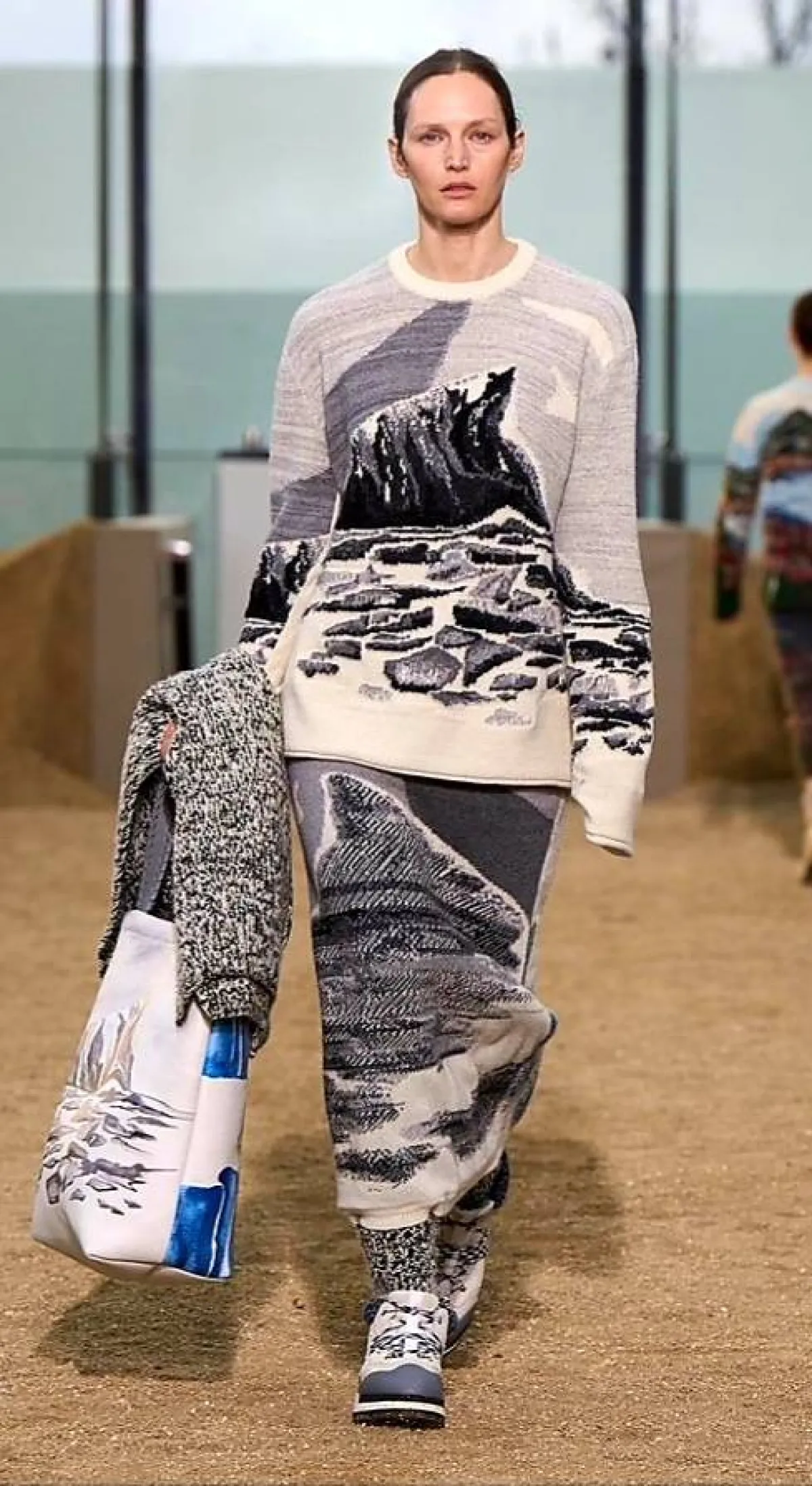  بلوزة وتنورة من الصوف من كلوي 