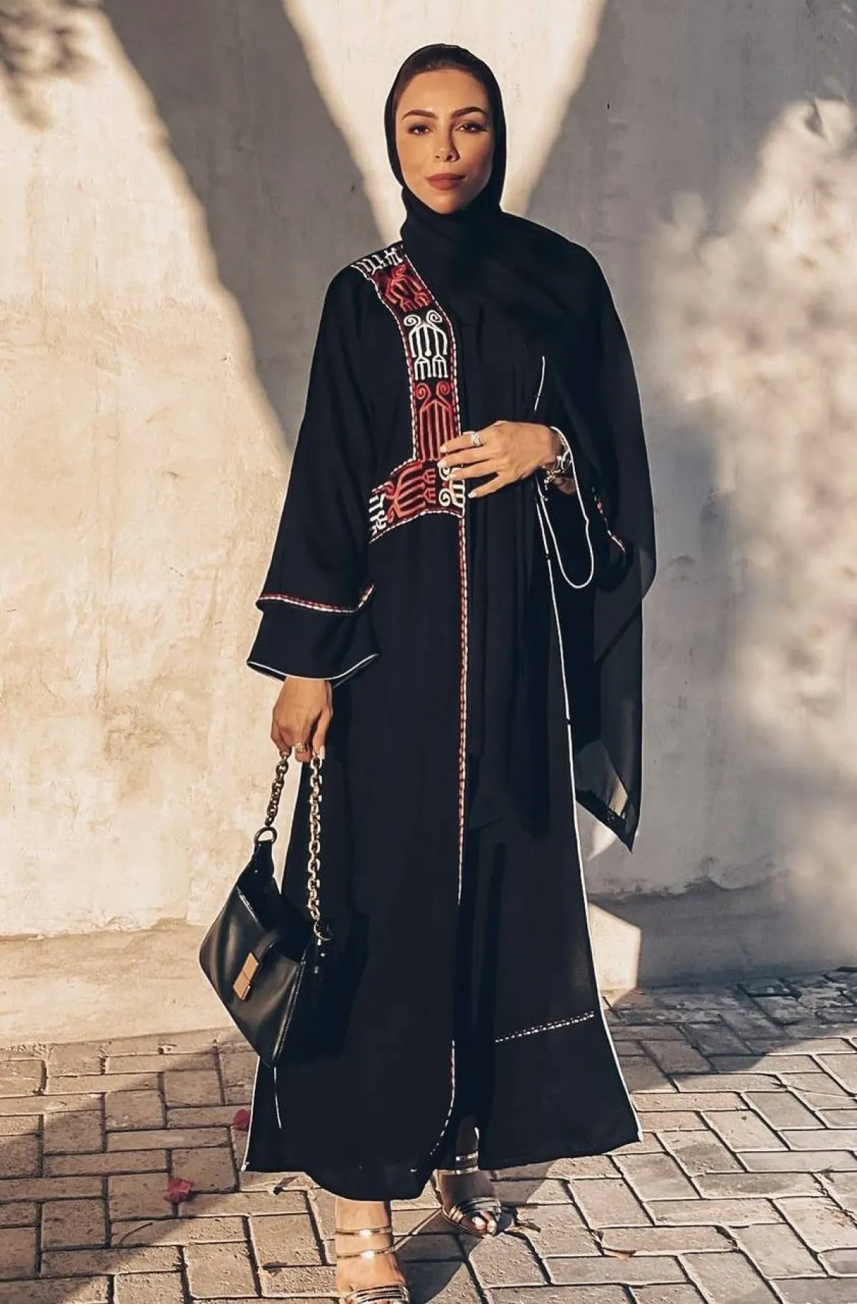 عباية مطرزة بخيوط ملونة