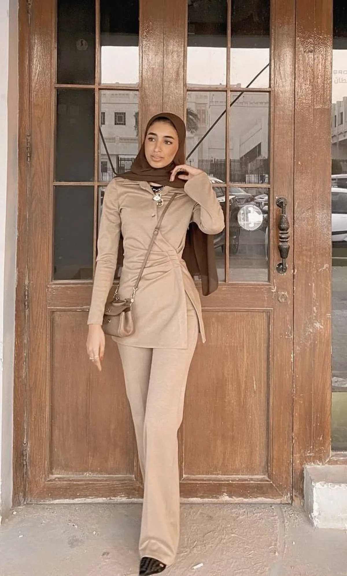 اطلالة اللون البني