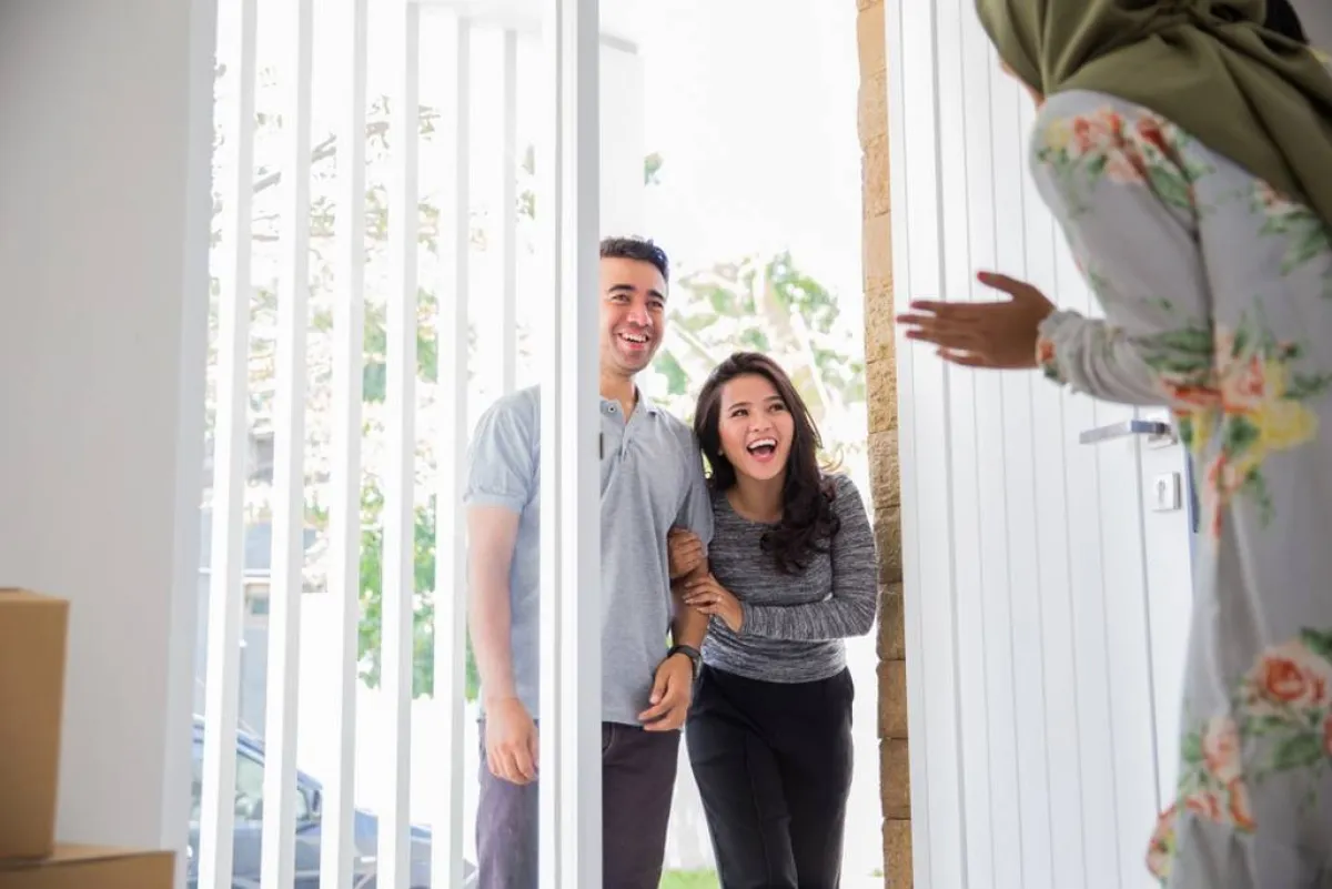  قاعدة الإتيكيت بأن يلتزم الضيف بالمكان الخاصّ به، بعيدًا من التنقل داخل المنزل