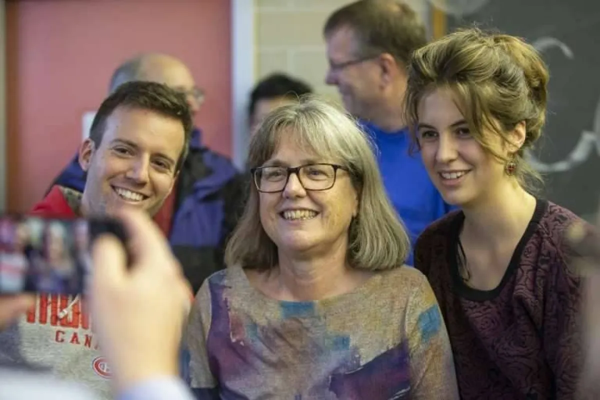 الفائزة بجازة نوبل للفيزياء  دُنّا ستريكلاند مع طلبة