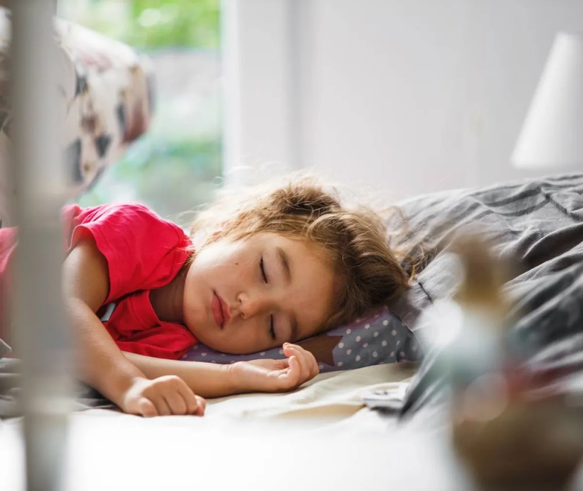 صورة لطفلة في الخامسة تغط في نومها وتعاني من التبول اللا إرادي