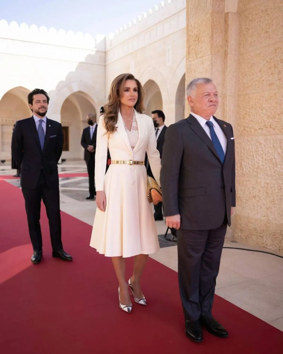 في يوم المرأة العالمي استوحي من إطلالات الملكة رانيا