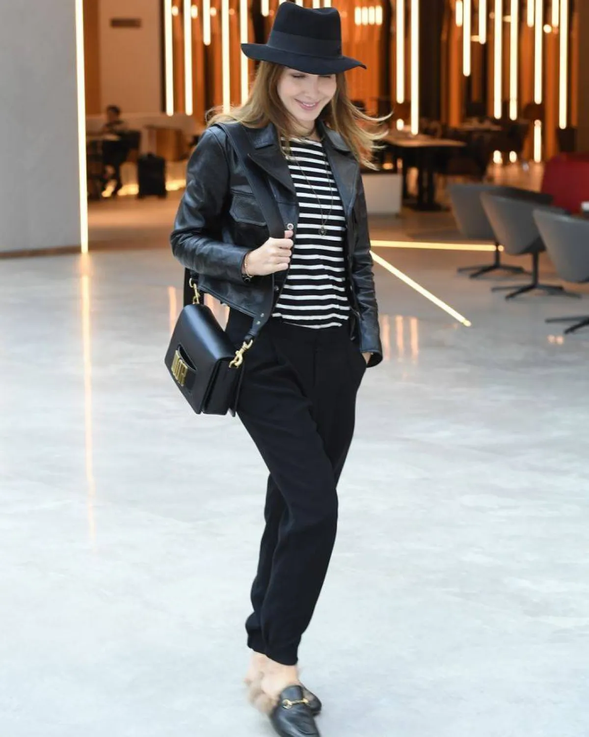 نانسي عجرم بسروال قماش أسود 