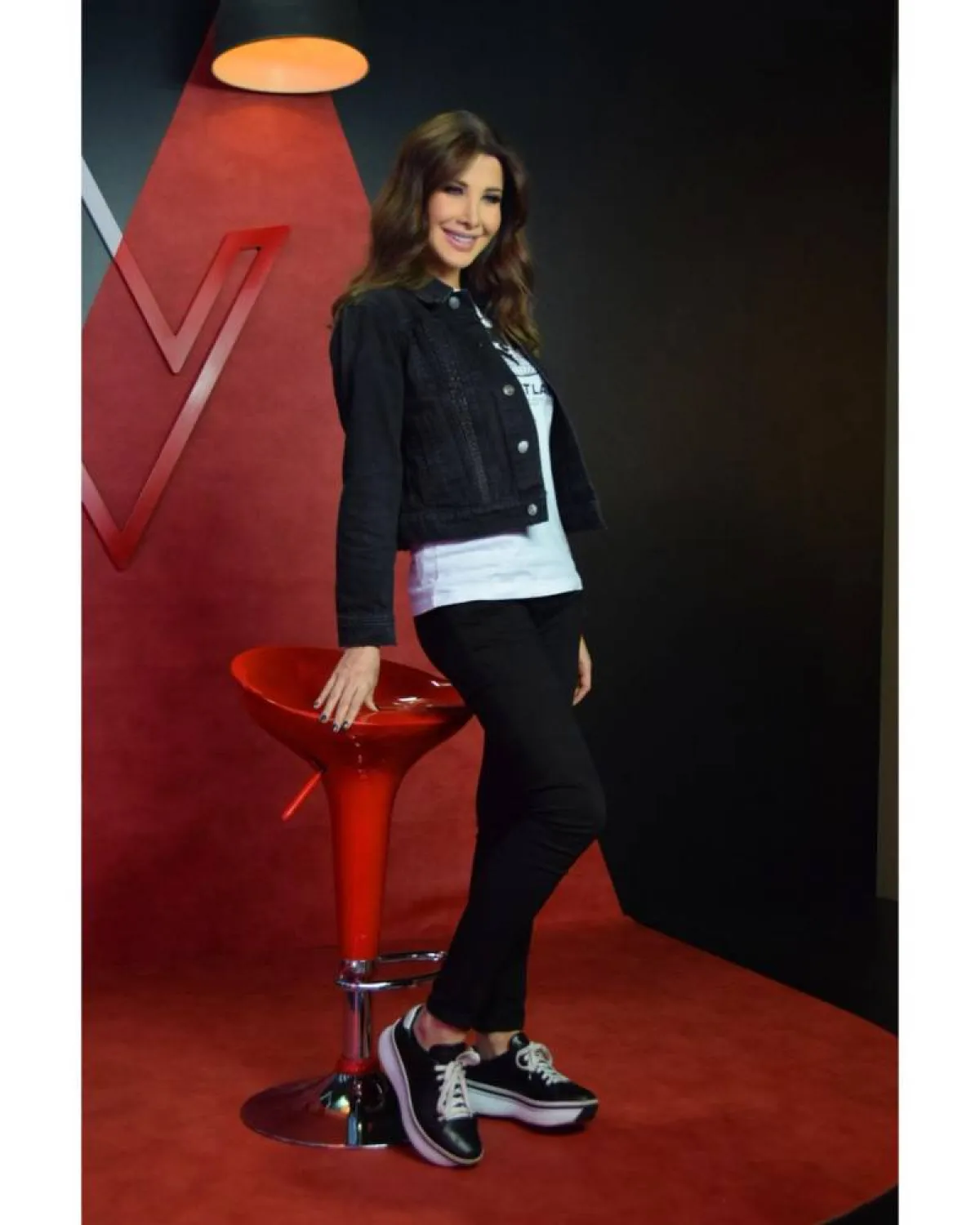 نانسي عجرم بسروال جينز أسود 