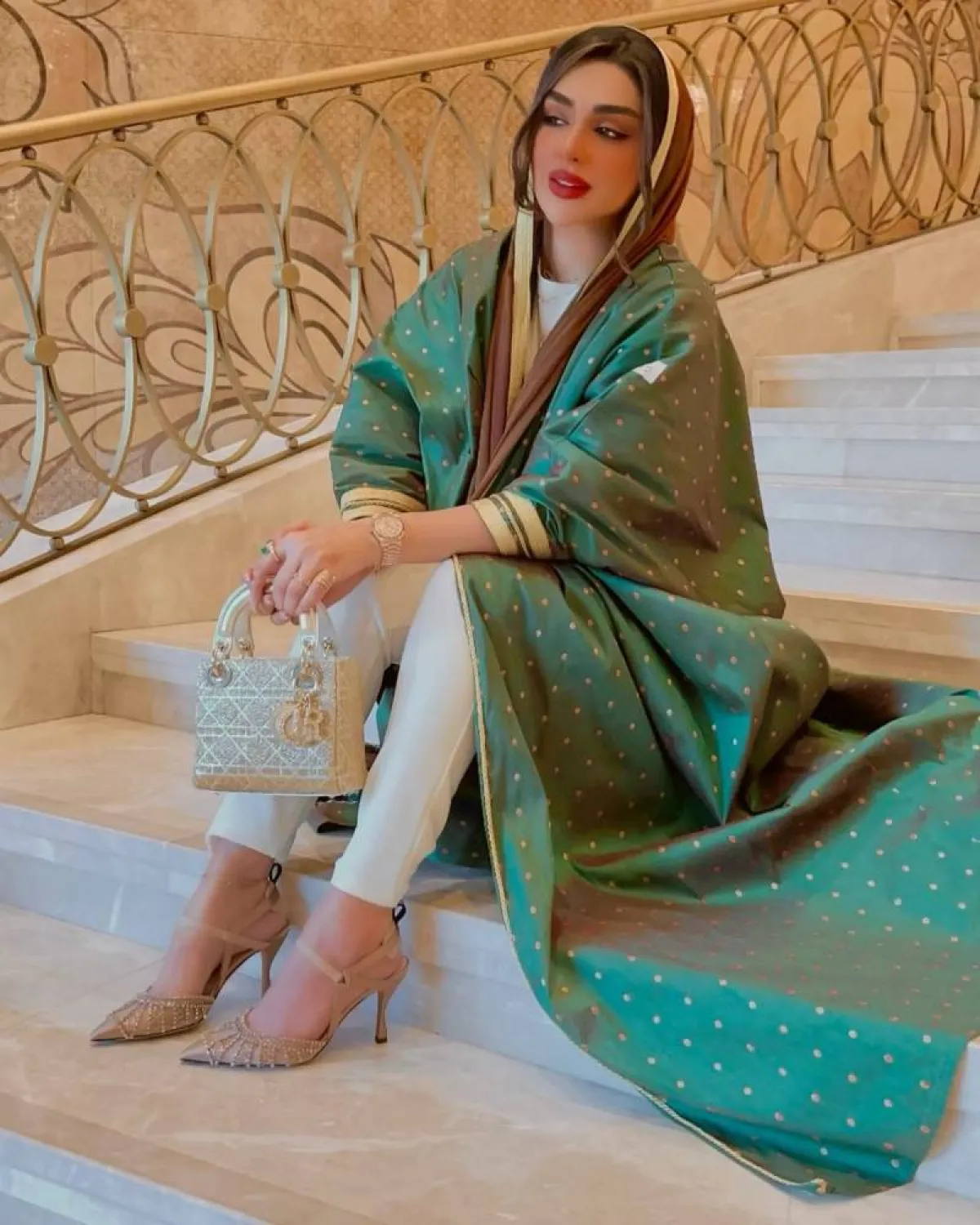 أمل الأنصاري بعباية جذابة باللون الأخضر  