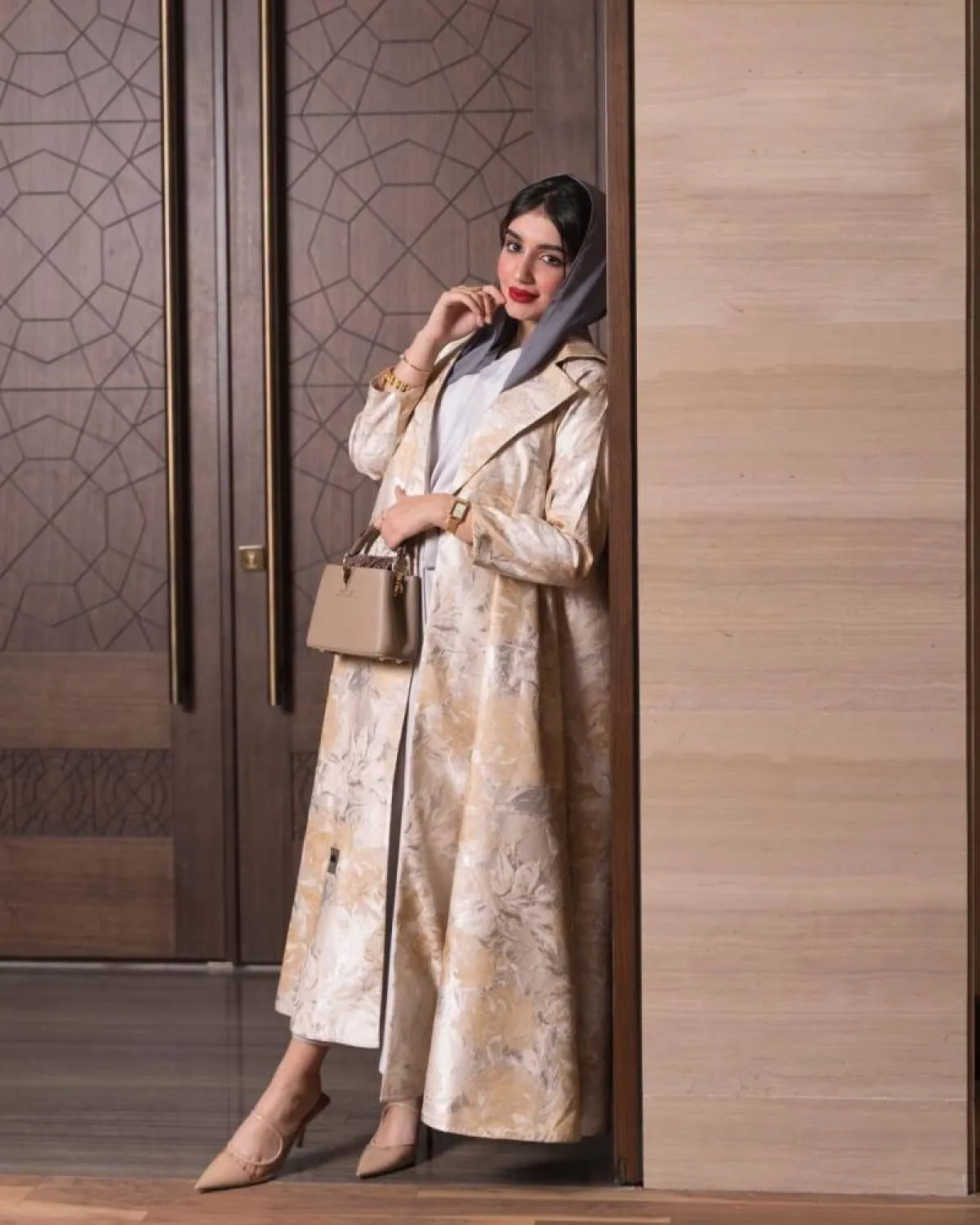 خولة المراغي بعباية راقية باللون الأوف وايت  
