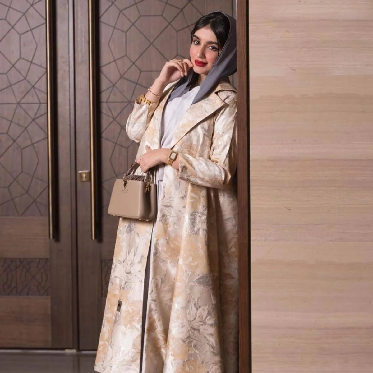 خولة المراغي بعباية راقية باللون الأوف وايت 