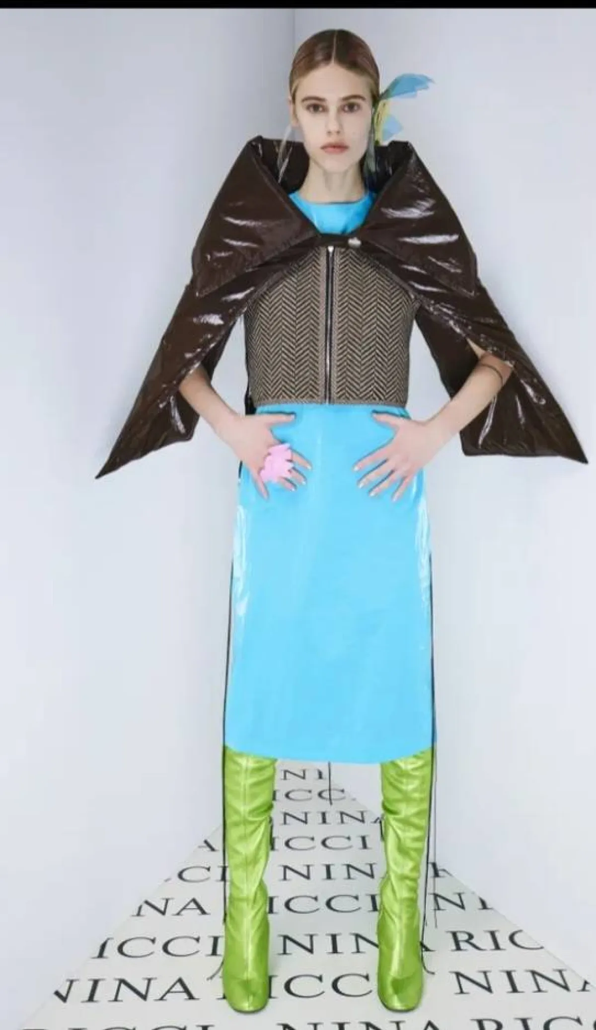 تنورة وسترة من نينا ريتشي 