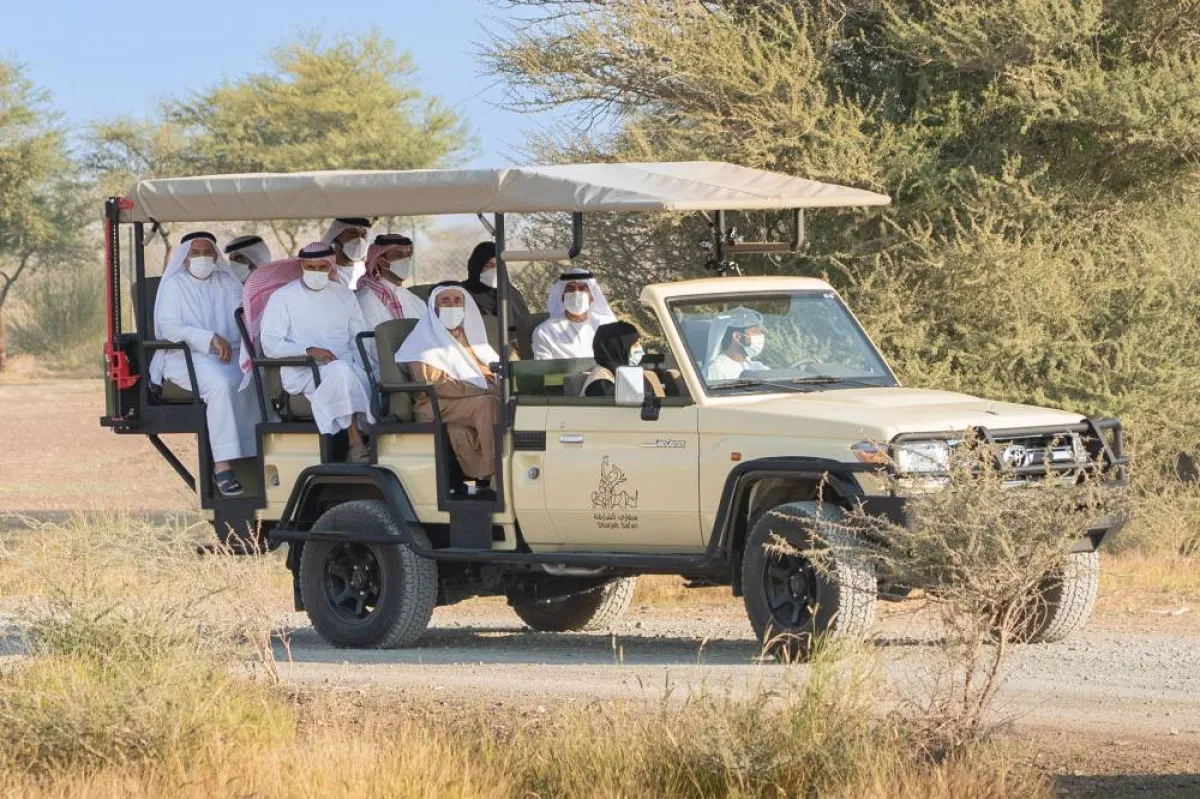 الشيخ الدكتور سلطان بن محمد القاسمي أثناء تجوله في السفاري. الصورة من "وام"