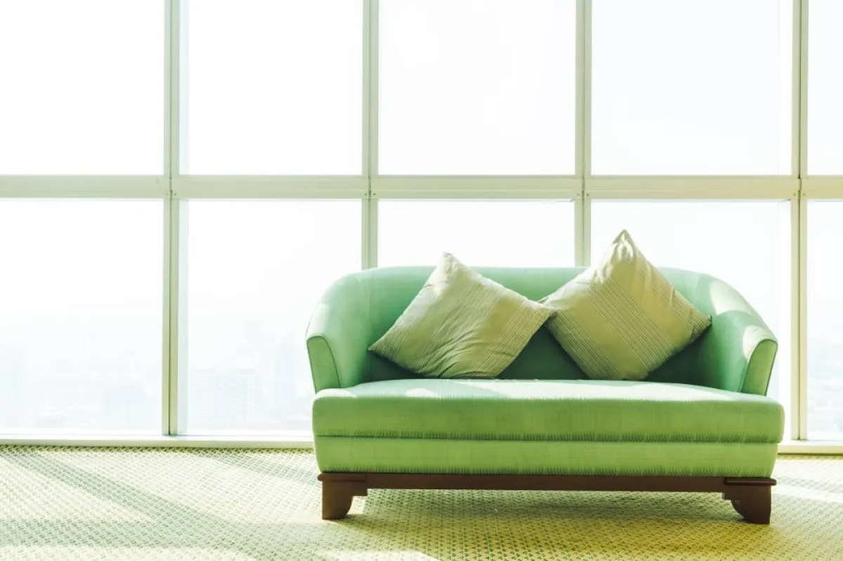 صودا الخبز يستخدم في تنظيف الأريكة، مهما كان النسيج الذي يغلّفها