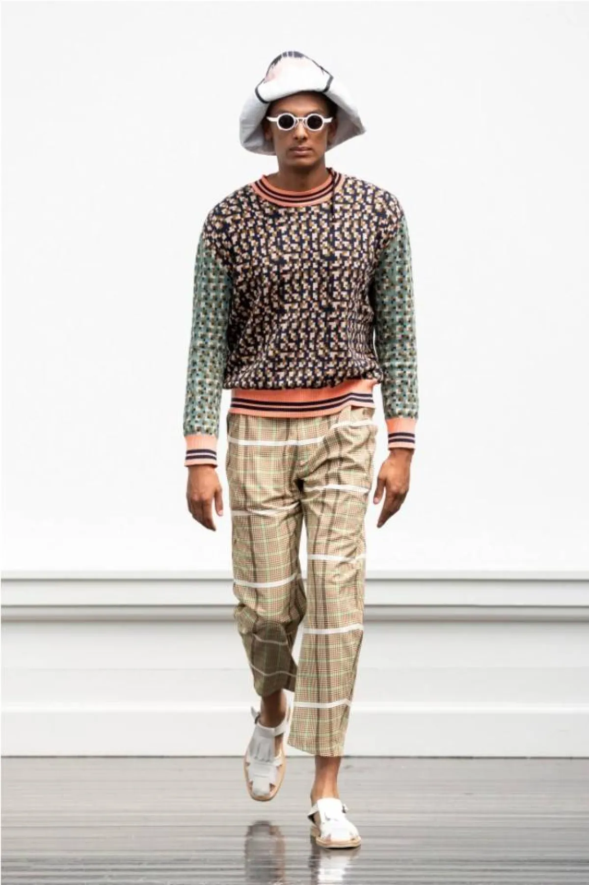 للرجل.. اختر القبعة المناسبة من عروض صيف 2022 من هنريك فيبسكوف  Henrik Vibskov