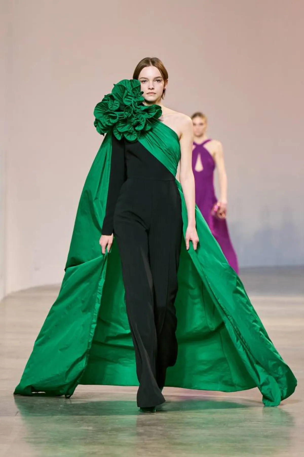 جمبسوت مزود بكاب من إيلي صعب