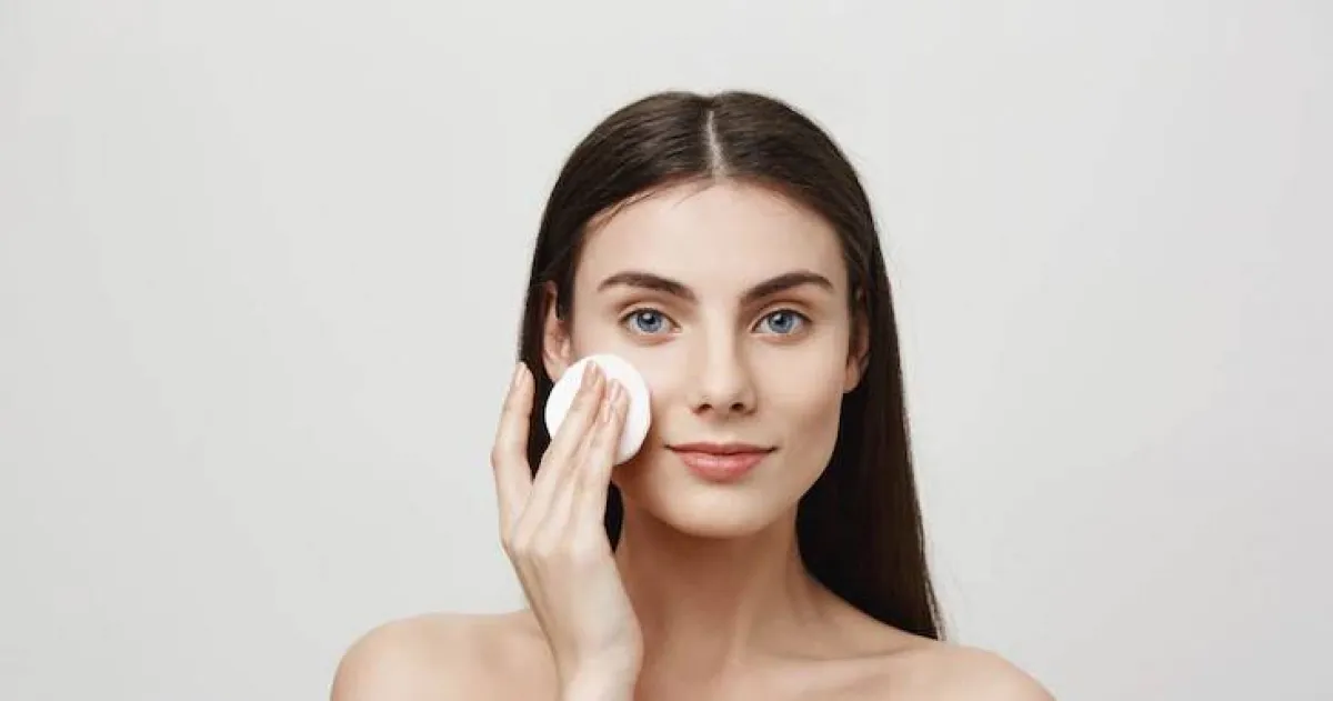 أسهل الطرق لإزالة الكحل تحت العين