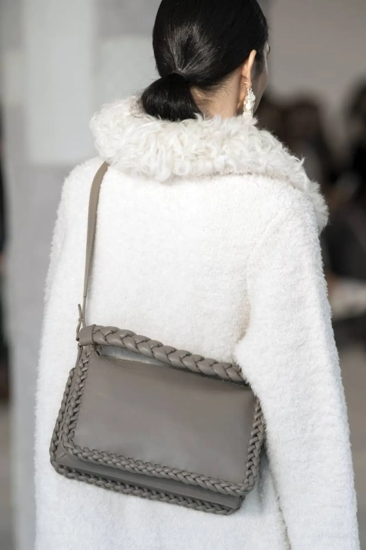 حقيبة كروس باللون الرمادي من ألتوزارا Altuzarra  