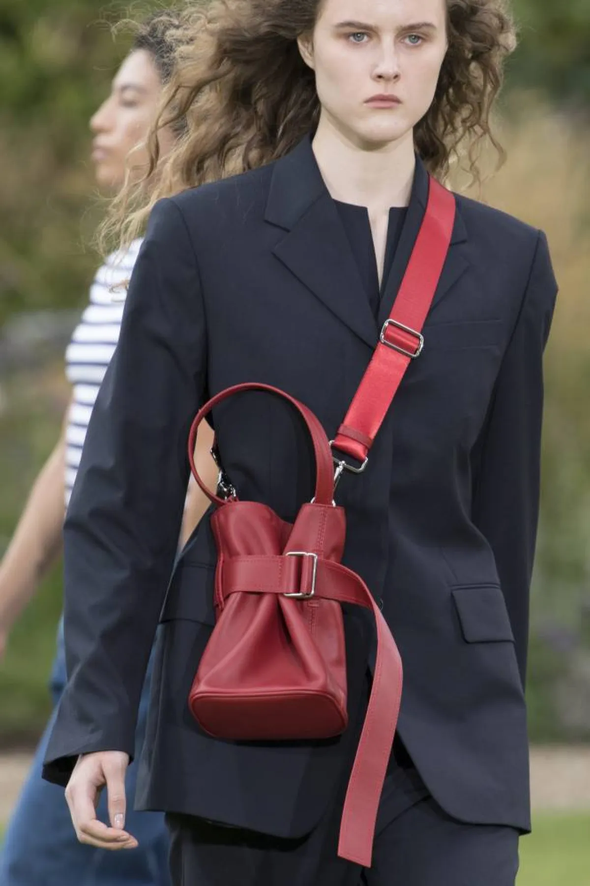 حقيبة كروس باللون الأحمر القاني من Tiger of Sweden  