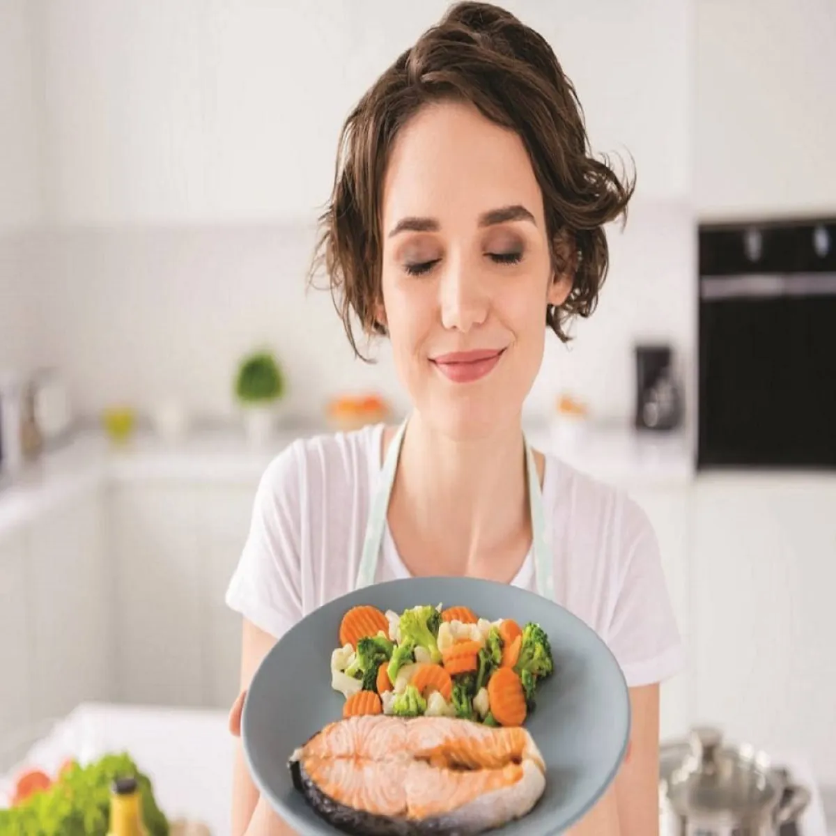 صورة لحامل تحمل طبقاً من السلمون