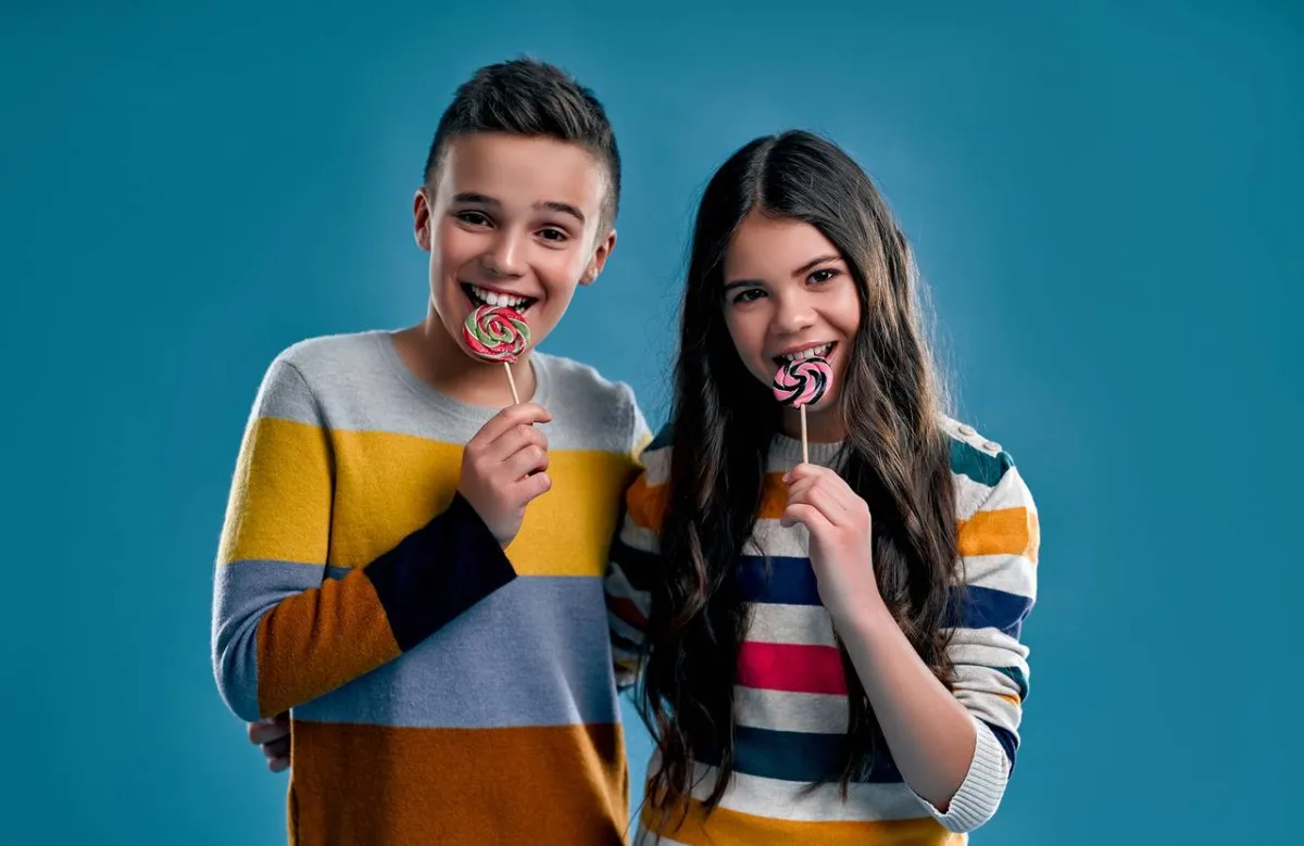 صورة لطفلين يتناولان السكر