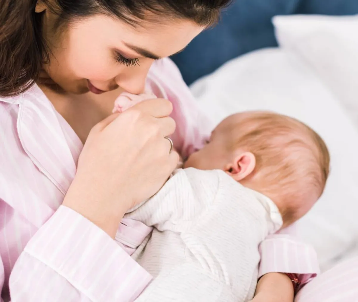 صورة لمولود يرضع