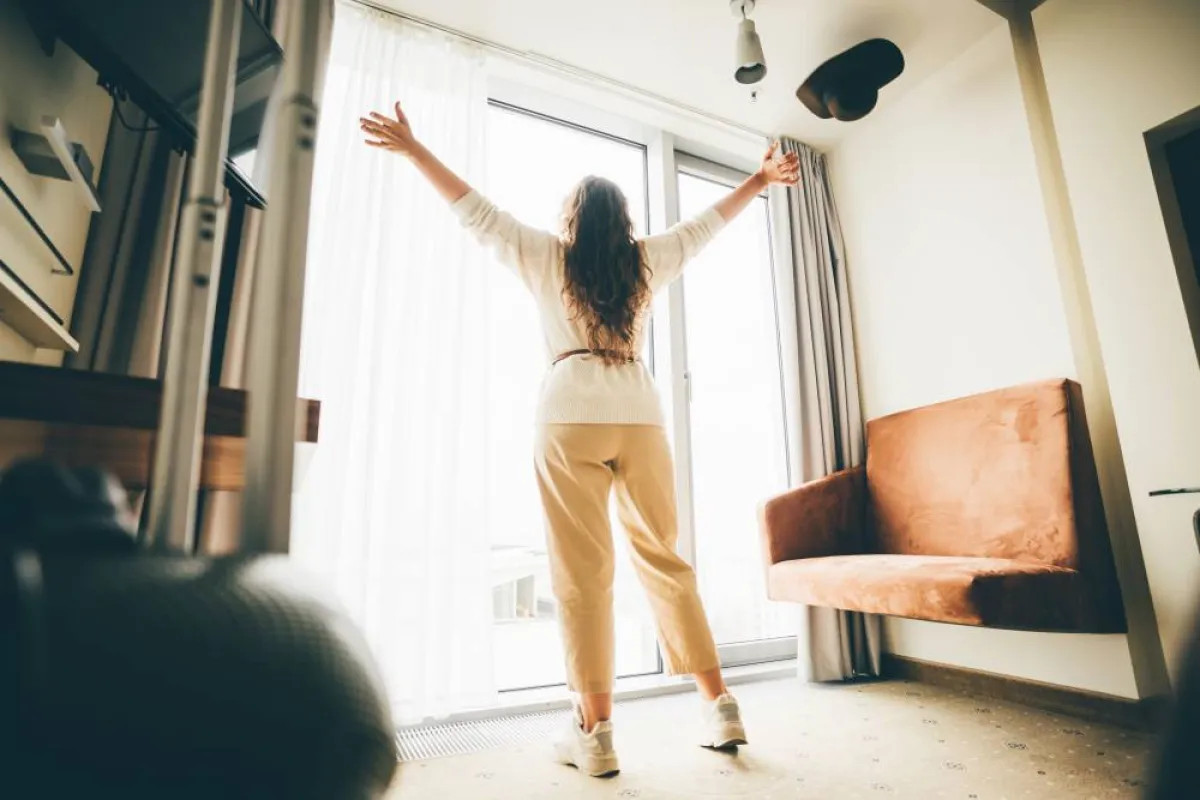 حيل ذكية لفرد الستائر المجعّدة