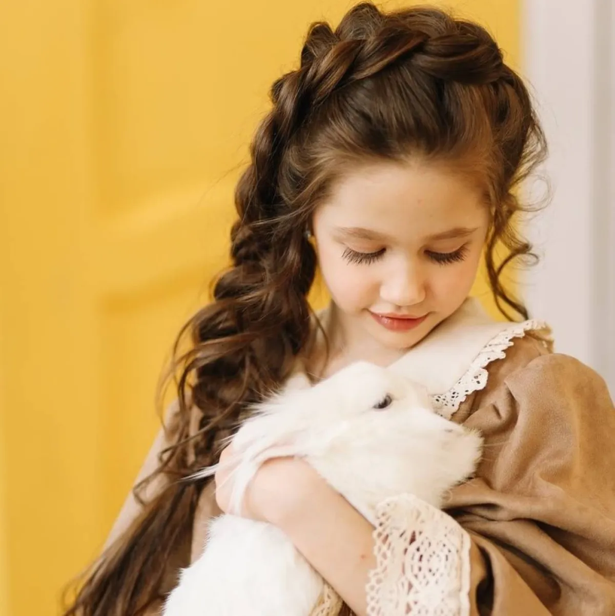 صورة لطفلة بضفيرة شعر جميلة