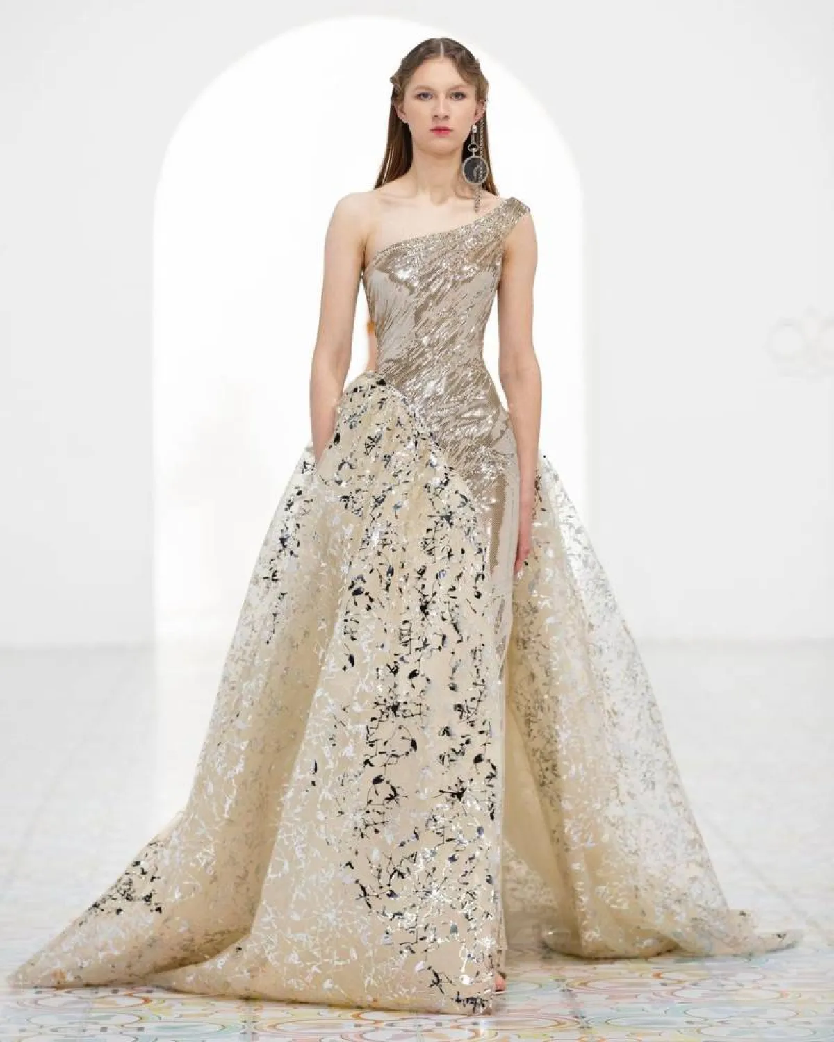 فستان سهرة وان شولدر بيج مطرز بالكريستال من جورج حبيقة