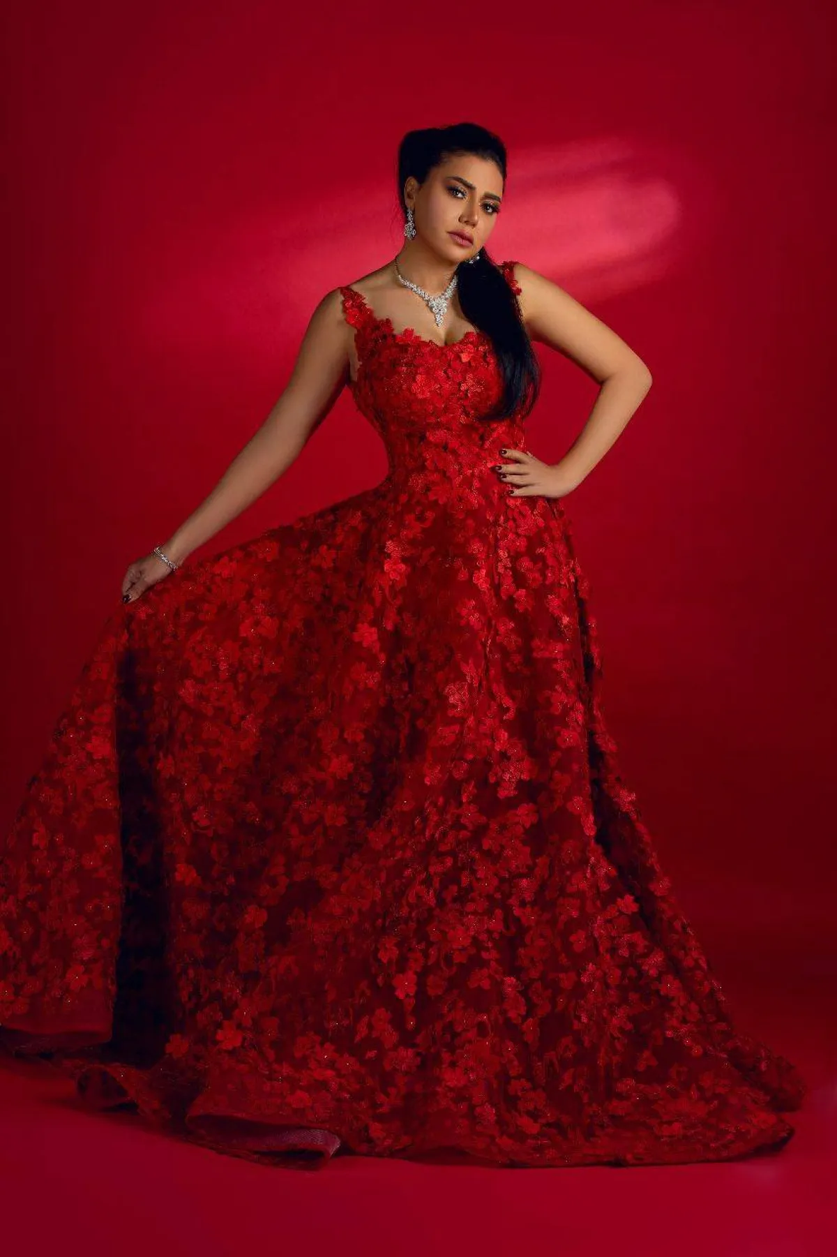 فستان سهرة تول أحمر مطرز بالورود والكريستال من محمود غالي