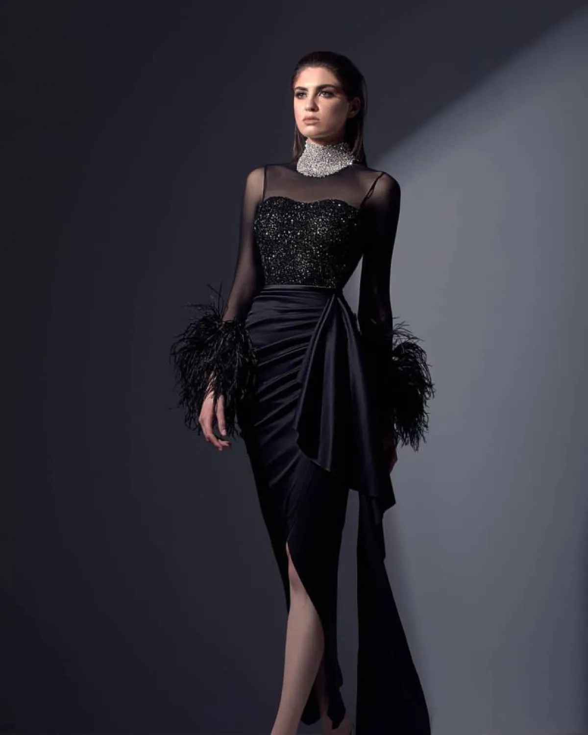 فستان سهرة أسود مطرز بالريش والكريستال من يوسف الجسمي