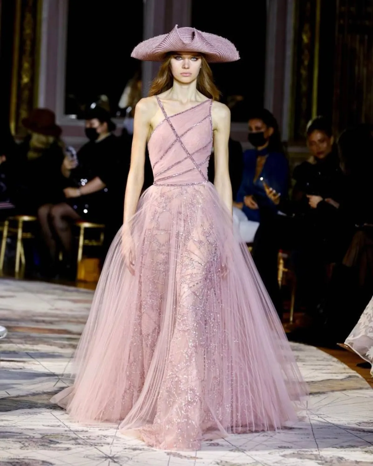 فستان سهرة وردي بتنورة بليسيه من زهير مراد