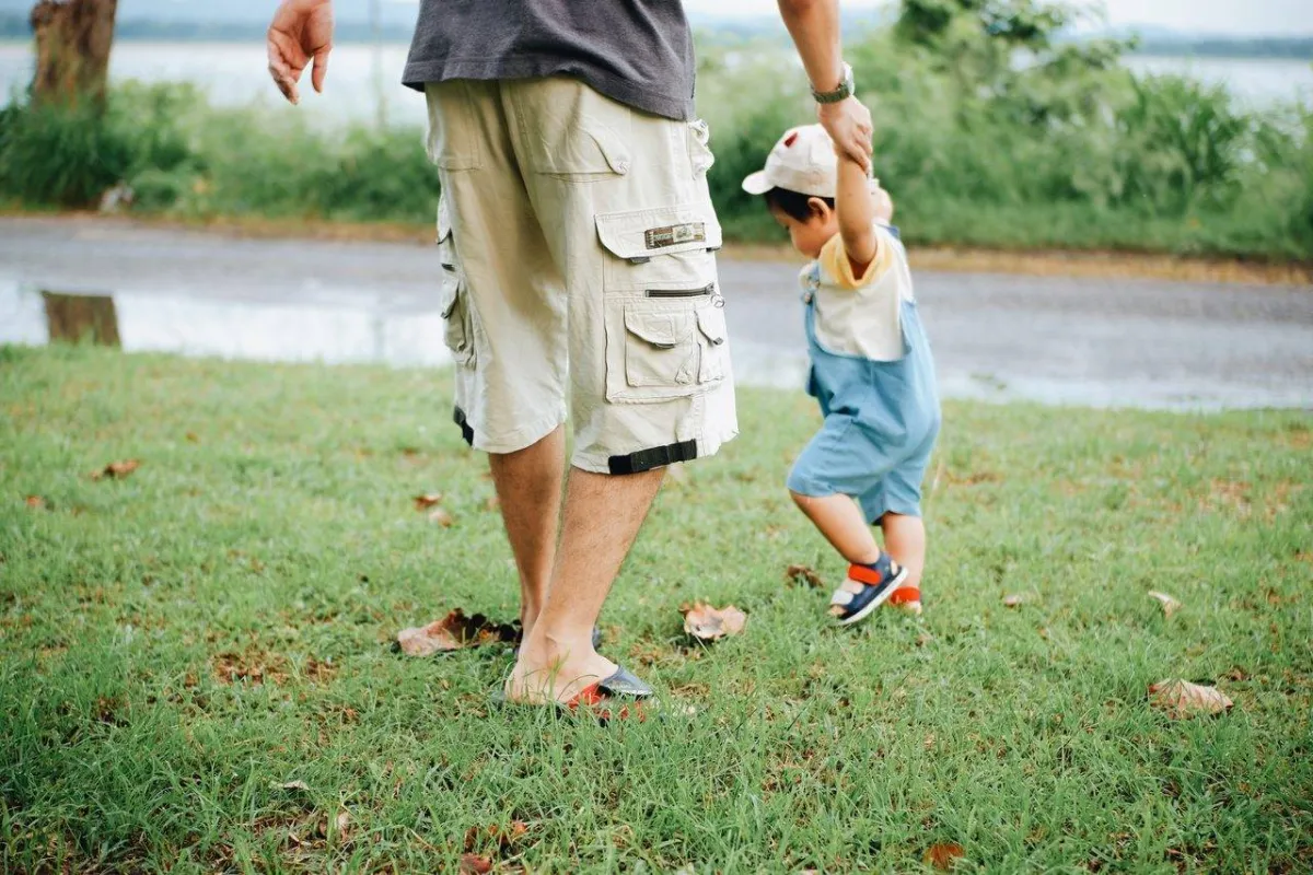 طفل يحاول المشي