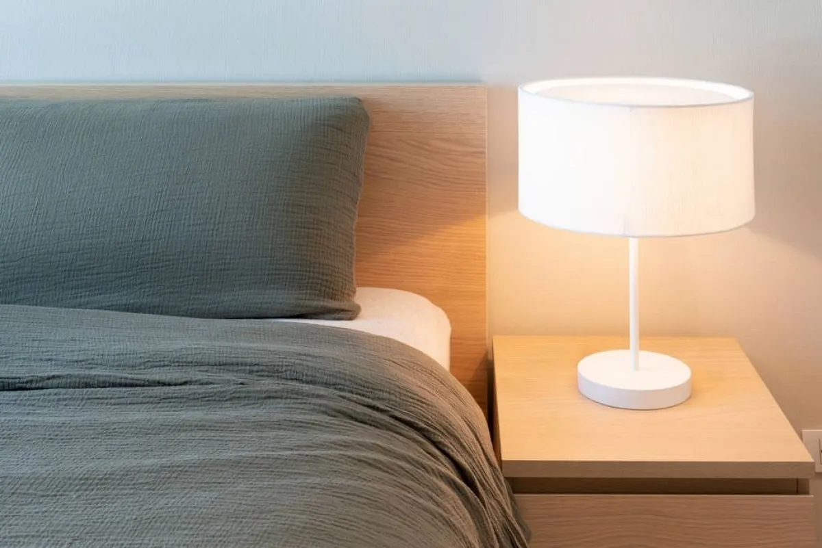 لا غنى عن حضور الإضاءة المنضدية في غرفة النوم، مهما كان الديكور 