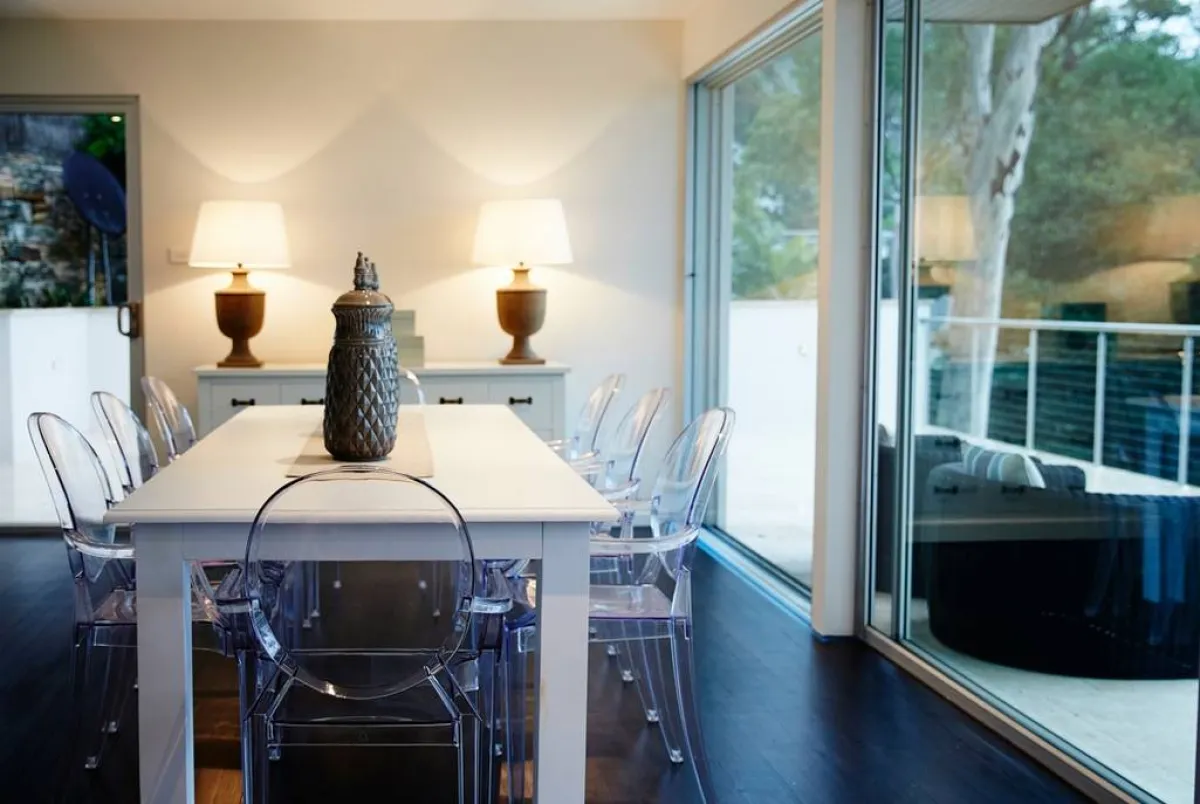 زوجان من المصابيح المنضدية على طاولة "الكونسول"، في غرفة الطعام