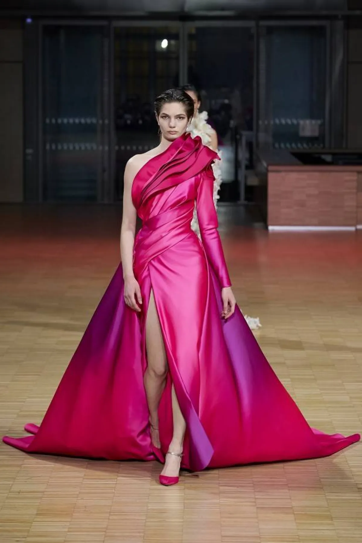 فستان وان شولدر من الساتان الوردي الداكن لإيلي صعب