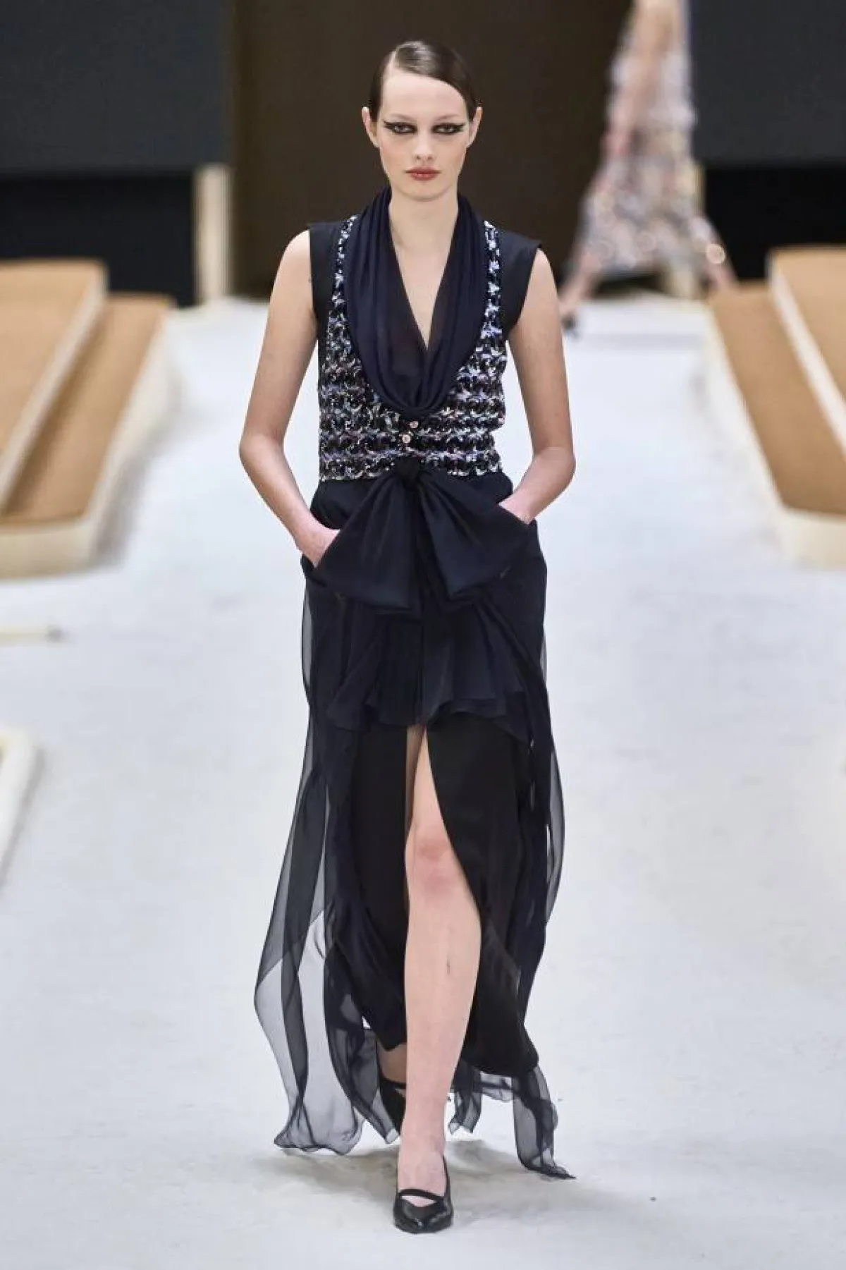 فستان أسود بتنورة بشق أمامي من شانيل